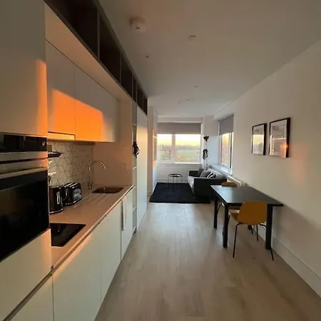 Voyager Haus Apartments, Ev Charging Stations, London Heathrow Airport, Lhr, Terminal 4, Re-Energise & Go Hillingdon Exterior photo