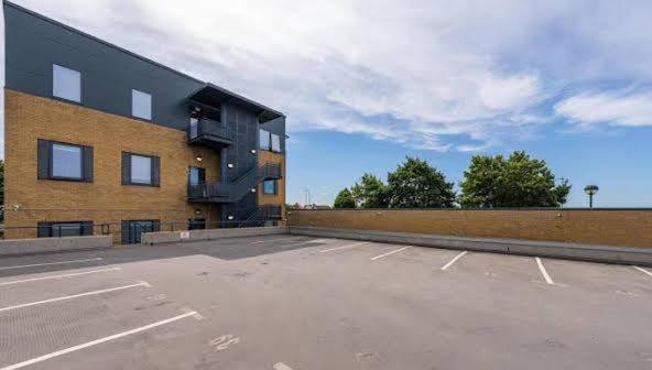 Voyager Haus Apartments, Ev Charging Stations, London Heathrow Airport, Lhr, Terminal 4, Re-energise & Go * Hillingdon