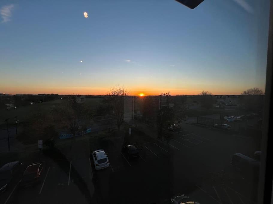 Apartment Voyager Haus Apartments, Ev Charging Stations, London Heathrow Airport, Lhr, Terminal 4, Re-energise & Go Hillingdon