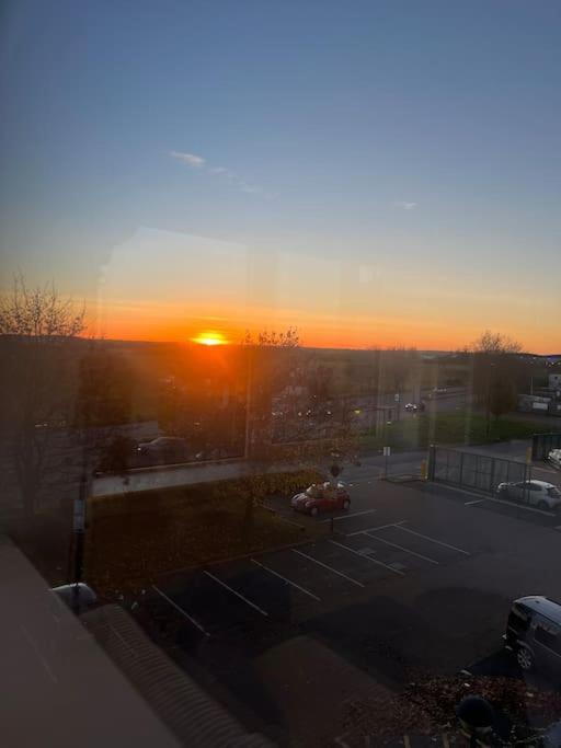 Voyager Haus Apartments, Ev Charging Stations, London Heathrow Airport, Lhr, Terminal 4, Re-energise & Go * Hillingdon