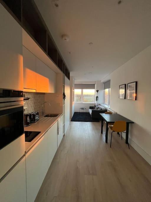Voyager Haus Apartments, Ev Charging Stations, London Heathrow Airport, Lhr, Terminal 4, Re-energise & Go Appartamento