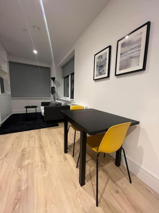 Apartment Voyager Haus Apartments, Ev Charging Stations, London Heathrow Airport, Lhr, Terminal 4, Re-energise & Go Hillingdon