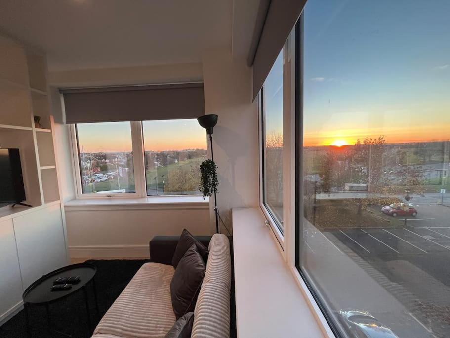 Voyager Haus Apartments, Ev Charging Stations, London Heathrow Airport, Lhr, Terminal 4, Re-energise & Go * Hillingdon