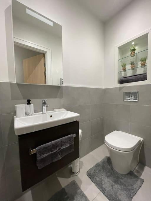 Voyager Haus Apartments, Ev Charging Stations, London Heathrow Airport, Lhr, Terminal 4, Re-energise & Go Apartment