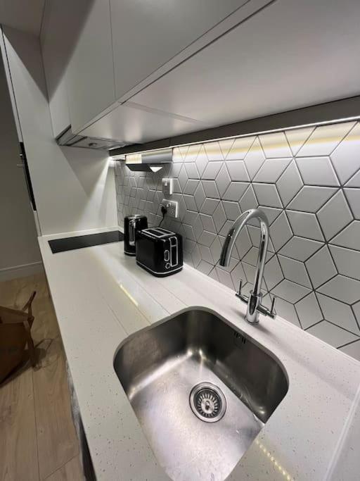 Voyager Haus Apartments, Ev Charging Stations, London Heathrow Airport, Lhr, Terminal 4, Re-energise & Go * Hillingdon