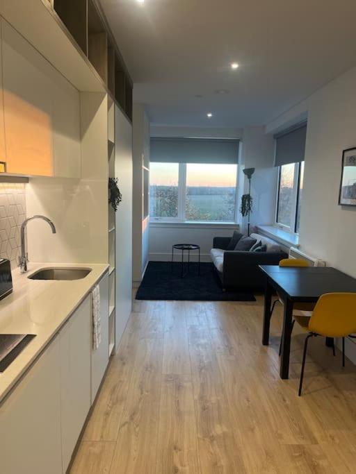 Voyager Haus Apartments, Ev Charging Stations, London Heathrow Airport, Lhr, Terminal 4, Re-energise & Go *