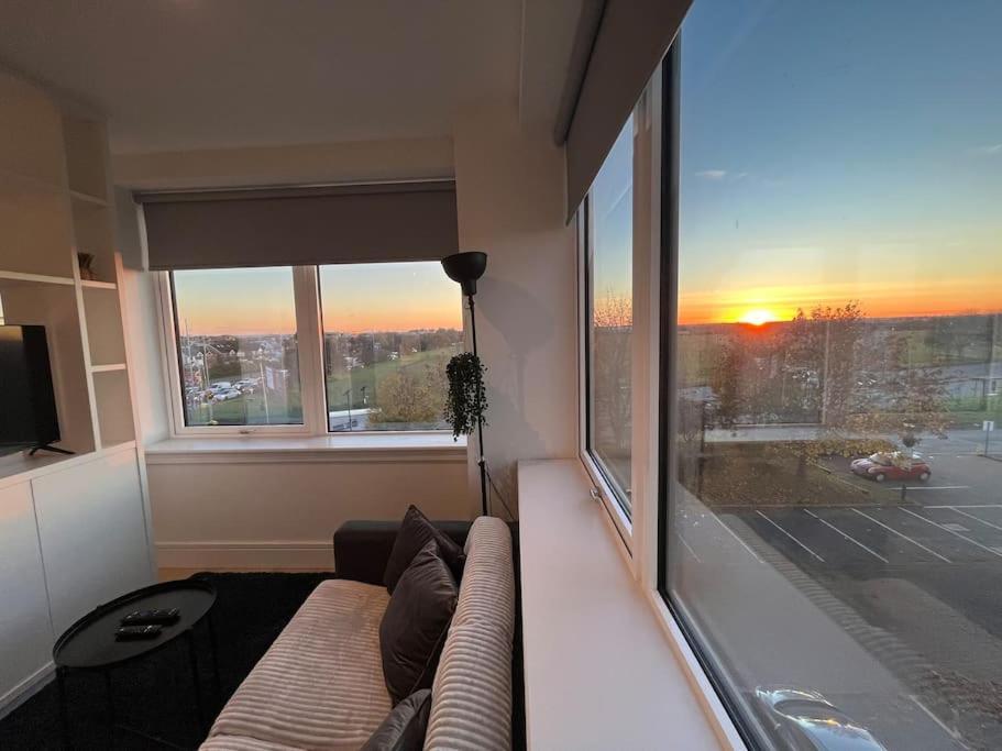Apartment Voyager Haus Apartments, Ev Charging Stations, London Heathrow Airport, Lhr, Terminal 4, Re-energise & Go Hillingdon