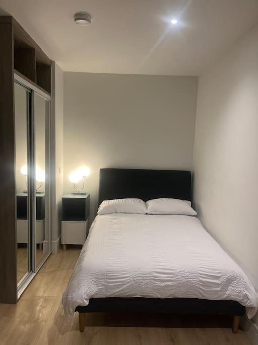 Apartment Voyager Haus Apartments, Ev Charging Stations, London Heathrow Airport, Lhr, Terminal 4, Re-energise & Go *