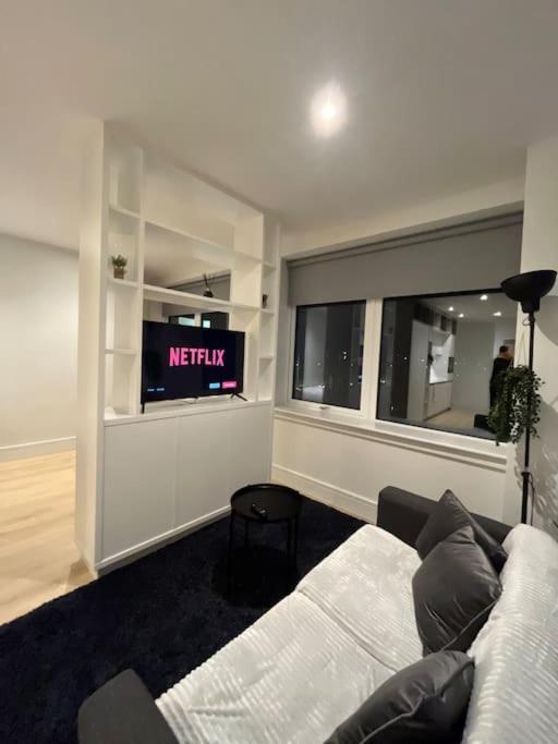 Voyager Haus Apartments, Ev Charging Stations, London Heathrow Airport, Lhr, Terminal 4, Re-energise & Go * Hillingdon