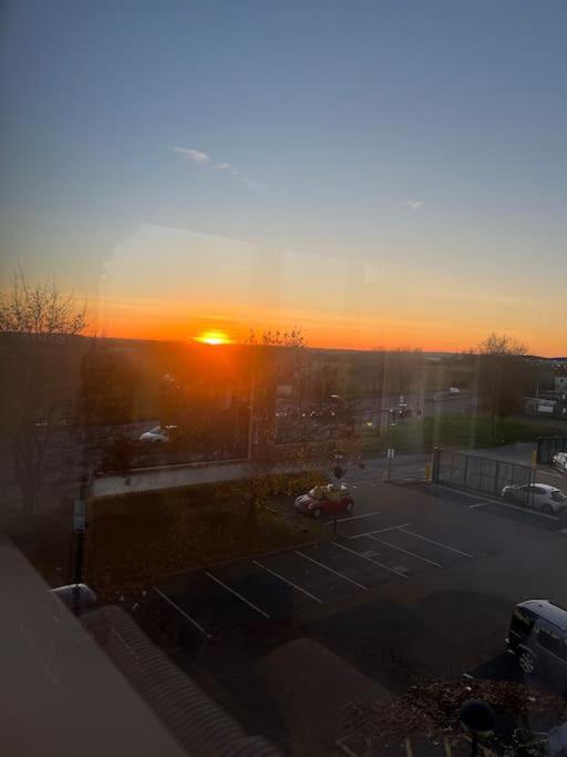 Voyager Haus Apartments, Ev Charging Stations, London Heathrow Airport, Lhr, Terminal 4, Re-energise & Go Apartment Hillingdon