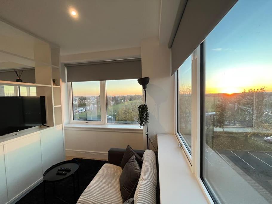 Apartment Voyager Haus Apartments, Ev Charging Stations, London Heathrow Airport, Lhr, Terminal 4, Re-energise & Go *