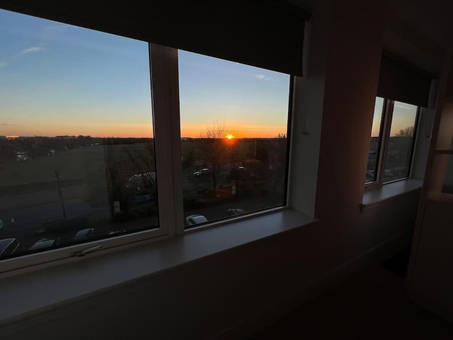 Voyager Haus Apartments, Ev Charging Stations, London Heathrow Airport, Lhr, Terminal 4, Re-energise & Go *