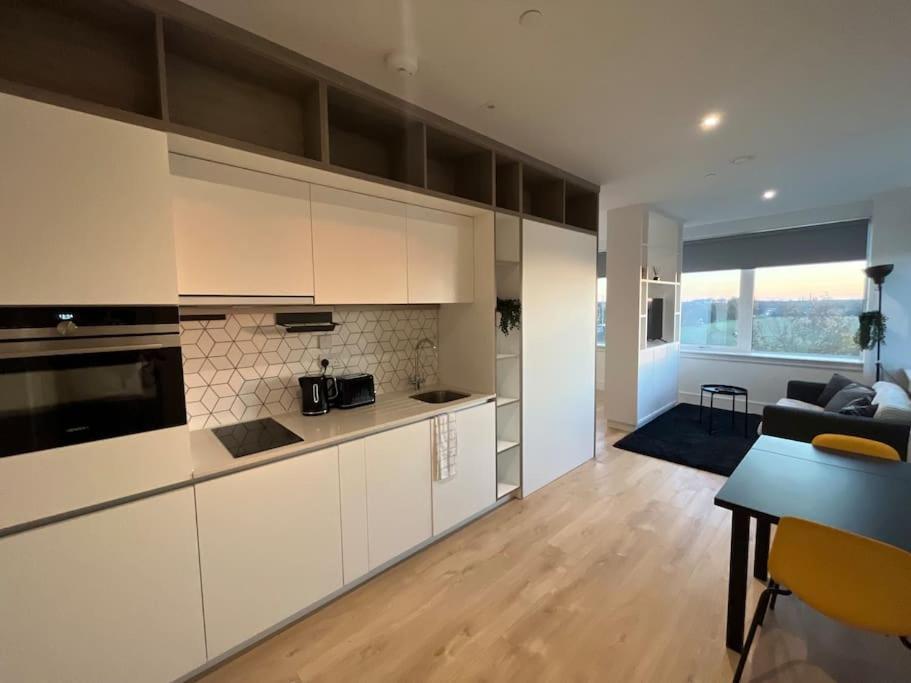 Apartment Voyager Haus Apartments, Ev Charging Stations, London Heathrow Airport, Lhr, Terminal 4, Re-energise & Go *