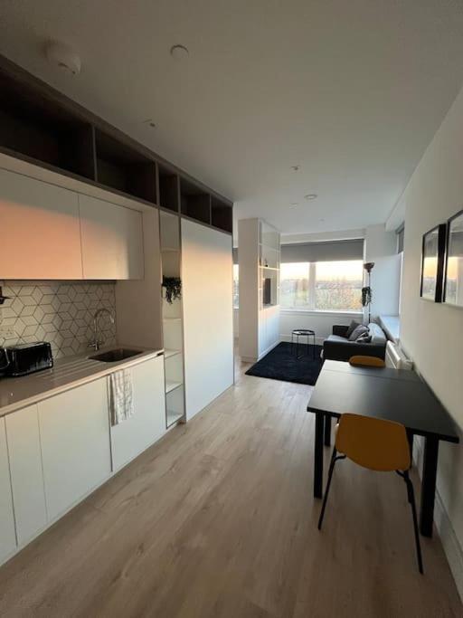 Voyager Haus Apartments, Ev Charging Stations, London Heathrow Airport, Lhr, Terminal 4, Re-energise & Go *