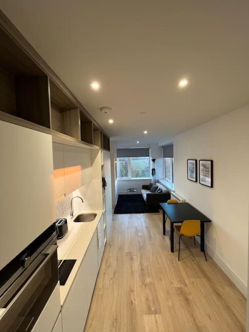 Voyager Haus Apartments, Ev Charging Stations, London Heathrow Airport, Lhr, Terminal 4, Re-energise & Go Apartment *