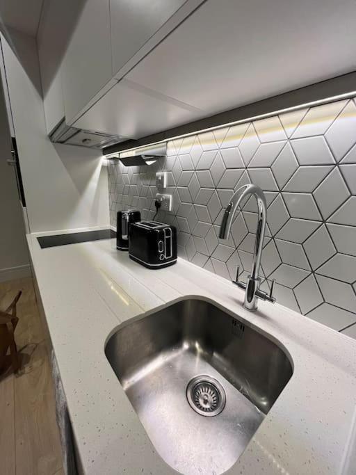 Voyager Haus Apartments, Ev Charging Stations, London Heathrow Airport, Lhr, Terminal 4, Re-energise & Go *