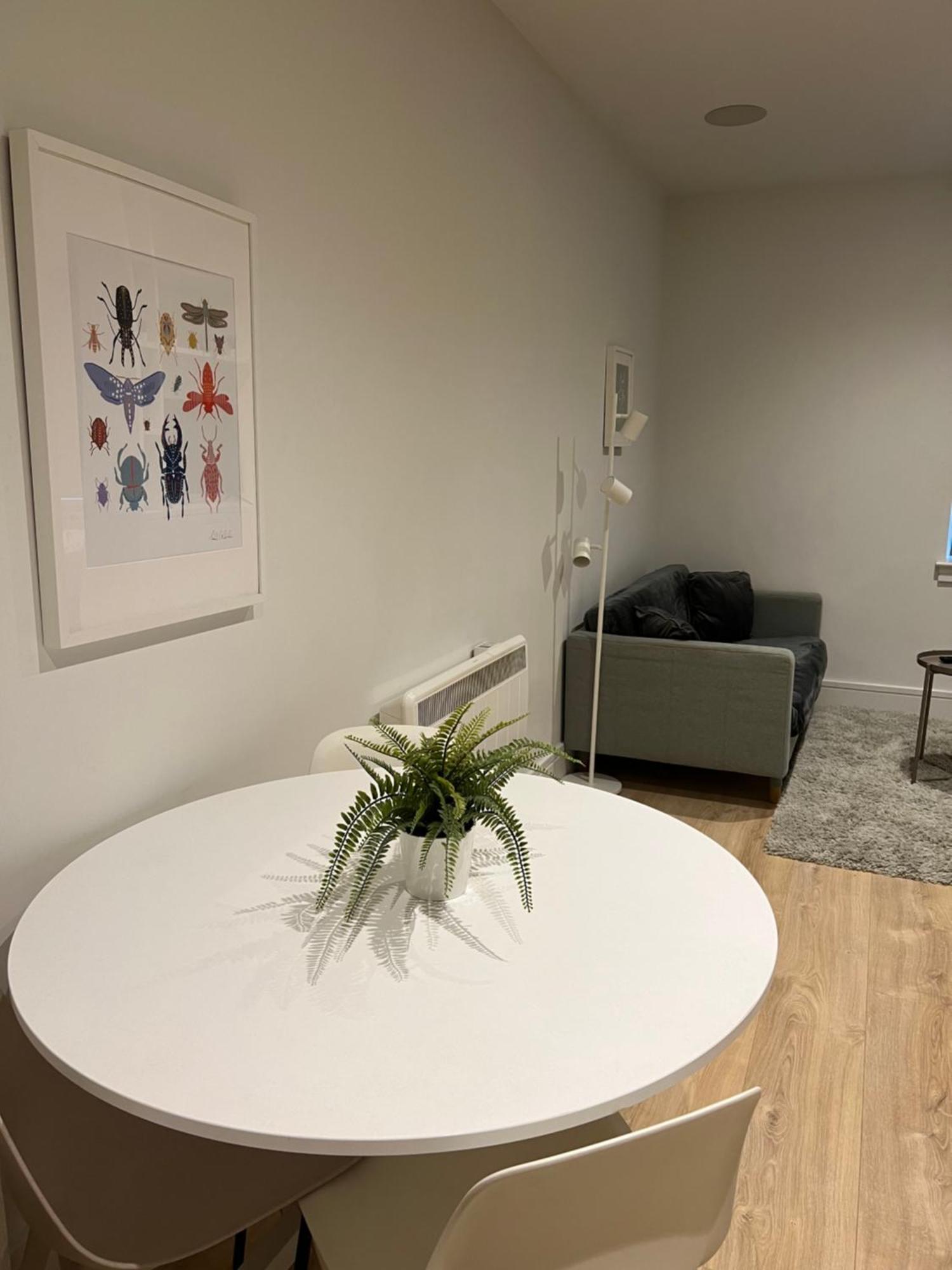 Voyager Haus Apartments, Ev Charging Stations, London Heathrow Airport, Lhr, Terminal 4, Re-energise & Go Apartment *