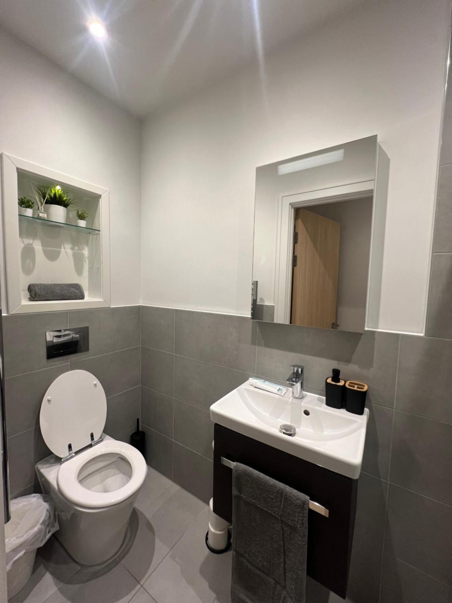 Apartment Voyager Haus Apartments, Ev Charging Stations, London Heathrow Airport, Lhr, Terminal 4, Re-energise & Go