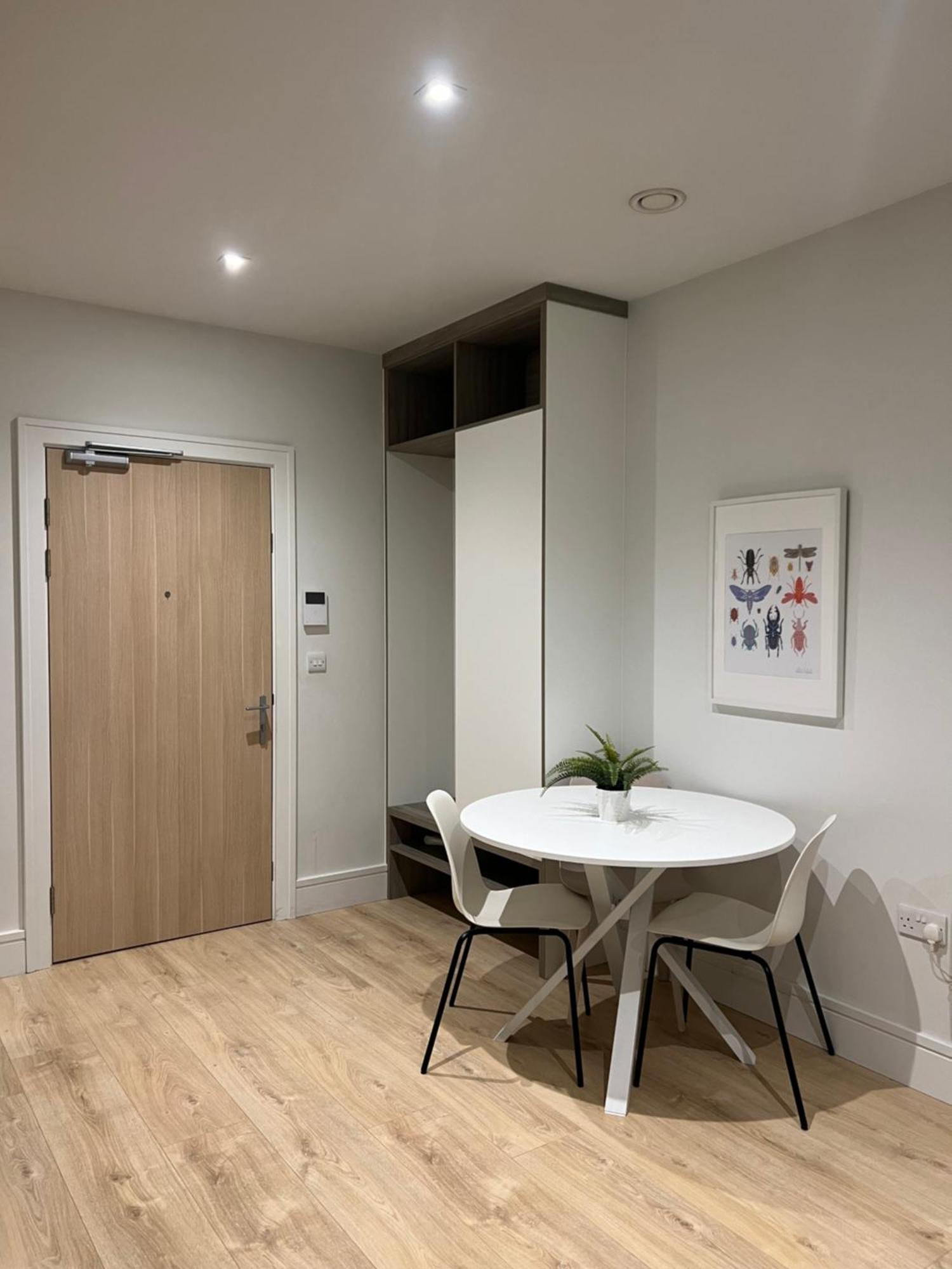 Apartment Voyager Haus Apartments, Ev Charging Stations, London Heathrow Airport, Lhr, Terminal 4, Re-energise & Go *