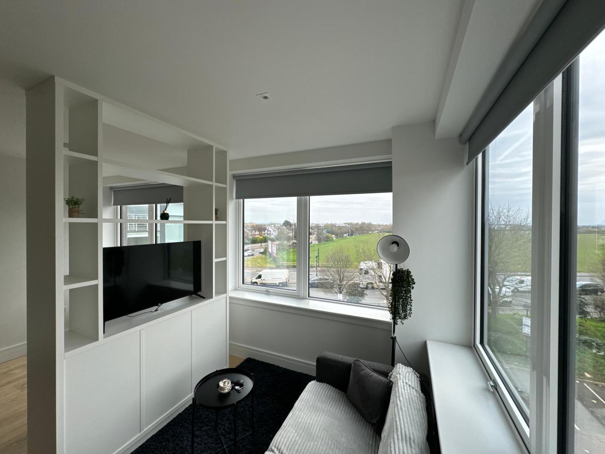 Voyager Haus Apartments, Ev Charging Stations, London Heathrow Airport, Lhr, Terminal 4, Re-energise & Go *